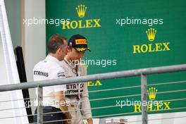 (L to R): Paddy Lowe (GBR) Mercedes AMG F1 Executive Director (Technical) on the podium with Nico Rosberg (GER) Mercedes AMG F1. 25.10.2015. Formula 1 World Championship, Rd 16, United States Grand Prix, Austin, Texas, USA, Race Day.