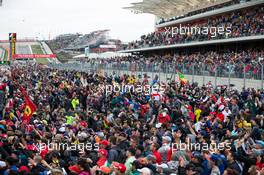 Fans on the circuit at the end of the race. 25.10.2015. Formula 1 World Championship, Rd 16, United States Grand Prix, Austin, Texas, USA, Race Day.