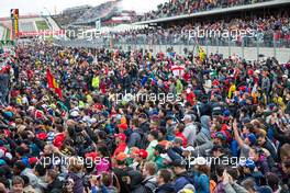 Fans on the circuit at the end of the race. 25.10.2015. Formula 1 World Championship, Rd 16, United States Grand Prix, Austin, Texas, USA, Race Day.