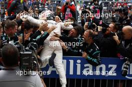 Race winner and World Champion Lewis Hamilton (GBR) Mercedes AMG F1 celebrates in parc ferme. 25.10.2015. Formula 1 World Championship, Rd 16, United States Grand Prix, Austin, Texas, USA, Race Day.