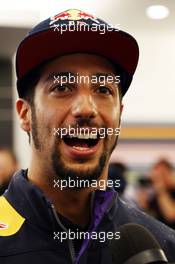 Daniel Ricciardo (AUS) Red Bull Racing with the media. 24.10.2015. Formula 1 World Championship, Rd 16, United States Grand Prix, Austin, Texas, USA, Qualifying Day.