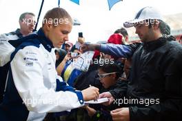 Valtteri Bottas (FIN) Williams signs autographs for the fans. 24.10.2015. Formula 1 World Championship, Rd 16, United States Grand Prix, Austin, Texas, USA, Qualifying Day.