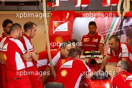 Ferrari mechanics in the pits. 22.10.2015. Formula 1 World Championship, Rd 16, United States Grand Prix, Austin, Texas, USA, Preparation Day.