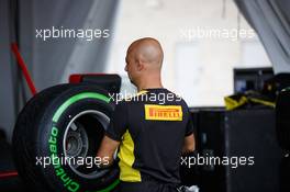 Pirelli tyre engineer. 22.10.2015. Formula 1 World Championship, Rd 16, United States Grand Prix, Austin, Texas, USA, Preparation Day.