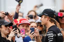 Nico Rosberg (GER) Mercedes AMG F1 with fans. 22.10.2015. Formula 1 World Championship, Rd 16, United States Grand Prix, Austin, Texas, USA, Preparation Day.