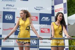 grid girls waiting for the driver 16.05.2015. FIA F3 European Championship 2015, Round 3, Race 2, Pau, France