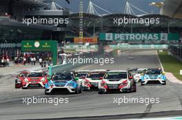 Race 1, Start of the race 28.03.2015. TCR International Series, Rd 1, Sepang, Malaysia, Saturday.