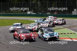 Race 2, Pepe Oriola (ESP) SEAT Leon, Team Craft-Bamboo LUKOIL and Andrea Belicchi (ITA) SEAT Leon, Target Competition 24.03.2015. TCR International Series, Rd 5, Monza, Italy, Saturday.