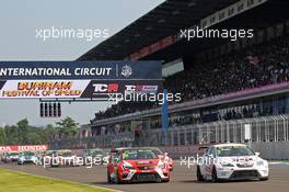Race 2, Lorenzo Veglia (ITA) SEAT Leon , Liqui Moly Team Engstler and Jordi Gene (ESP) SEAT LeÃ³n, Team Craft-Bamboo LUKOIL 23-25.10.2015. TCR International Series, Rd 10, Buriram, Thailand.
