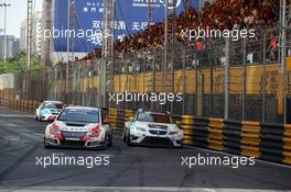 Race 2, Gianni Morbidelli (ITA) Honda Civic TCR, West Coast Racing and Jordi Oriola (ESP) SEAT Leon, Target Competition 20-22.11.2015. TCR International Series, Rd 11, Macau, China.
