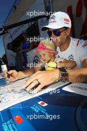 28.06.2015- Yvan Muller (FRA) Citroen C-Elys&#xe9;e WTCC, Citroen Total WTCC and his daughter 26-28.06.2015 World Touring Car Championship, Rd 13 and 14, Paul Ricard, France