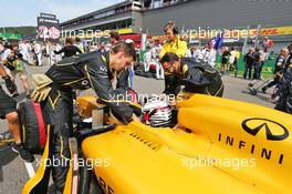 Kevin Magnussen (DEN) Renault Sport F1 Team RS16 on the grid. 28.08.2016. Formula 1 World Championship, Rd 13, Belgian Grand Prix, Spa Francorchamps, Belgium, Race Day.