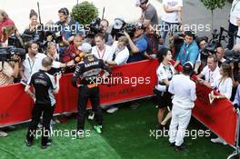 (L to R): Nico Rosberg (GER) Mercedes AMG F1 and Fernando Alonso (ESP) McLaren with the media. 28.08.2016. Formula 1 World Championship, Rd 13, Belgian Grand Prix, Spa Francorchamps, Belgium, Race Day.