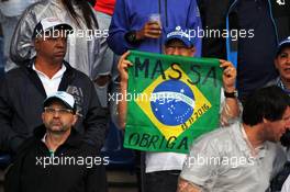 A Felipe Massa (BRA) Williams fan with a banner showing thanks. 13.11.2016. Formula 1 World Championship, Rd 20, Brazilian Grand Prix, Sao Paulo, Brazil, Race Day.
