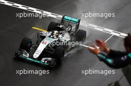 Race winner Lewis Hamilton (GBR) Mercedes AMG F1 W07 Hybrid celebrates as he takes the chequered flag at the end of the race. 13.11.2016. Formula 1 World Championship, Rd 20, Brazilian Grand Prix, Sao Paulo, Brazil, Race Day.