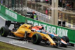 Kevin Magnussen (DEN) Renault Sport F1 Team RS16 and Pascal Wehrlein (GER) Manor Racing MRT05 battle for position. 13.11.2016. Formula 1 World Championship, Rd 20, Brazilian Grand Prix, Sao Paulo, Brazil, Race Day.