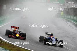 (L to R): Daniel Ricciardo (AUS) Red Bull Racing RB12 and Felipe Nasr (BRA) Sauber C35 battle for position. 13.11.2016. Formula 1 World Championship, Rd 20, Brazilian Grand Prix, Sao Paulo, Brazil, Race Day.