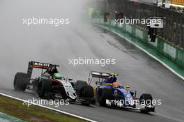 (L to R): Nico Hulkenberg (GER) Sahara Force India F1 VJM09 and Felipe Nasr (BRA) Sauber C35 battle for position. 13.11.2016. Formula 1 World Championship, Rd 20, Brazilian Grand Prix, Sao Paulo, Brazil, Race Day.