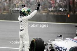 Felipe Massa (BRA) Williams FW38 waves to the crowd after he crashed out of the race. 13.11.2016. Formula 1 World Championship, Rd 20, Brazilian Grand Prix, Sao Paulo, Brazil, Race Day.