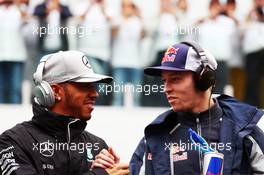 (L to R): Lewis Hamilton (GBR) Mercedes AMG F1 with Daniil Kvyat (RUS) Scuderia Toro Rosso on the drivers parade. 13.11.2016. Formula 1 World Championship, Rd 20, Brazilian Grand Prix, Sao Paulo, Brazil, Race Day.