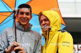 (L to R): Esteban Ocon (FRA) Manor Racing with Kevin Magnussen (DEN) Renault Sport F1 Team on the drivers parade. 13.11.2016. Formula 1 World Championship, Rd 20, Brazilian Grand Prix, Sao Paulo, Brazil, Race Day.