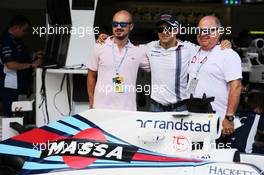 Felipe Massa (BRA) with his father Luis Antonio Massa (BRA) (Right) and brother Dudu Massa (BRA), with a specially liveried Williams FW38 marking his retirement from F1. 10.11.2016. Formula 1 World Championship, Rd 20, Brazilian Grand Prix, Sao Paulo, Brazil, Preparation Day.