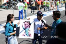 Felipe Massa (BRA) Williams presented with a caricature. 10.11.2016. Formula 1 World Championship, Rd 20, Brazilian Grand Prix, Sao Paulo, Brazil, Preparation Day.