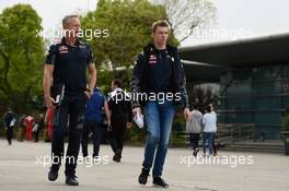 (L to R): Jonathan Wheatley (GBR) Red Bull Racing Team Manager with Daniil Kvyat (RUS) Red Bull Racing. 15.04.2016. Formula 1 World Championship, Rd 3, Chinese Grand Prix, Shanghai, China, Practice Day.