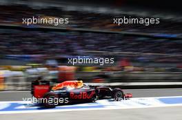 Daniel Ricciardo (AUS) Red Bull Racing RB12 leaves the pits. 17.04.2016. Formula 1 World Championship, Rd 3, Chinese Grand Prix, Shanghai, China, Race Day.