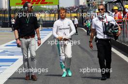 Nico Rosberg (GER) Mercedes AMG F1 with Daniel Schloesser (GER) Mercedes AMG F1 Physio (Right) and Georg Nolte (GER) Driver Manager (Left). 17.04.2016. Formula 1 World Championship, Rd 3, Chinese Grand Prix, Shanghai, China, Race Day.