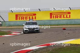 The FIA Medical Car passes debris on the circuit. 17.04.2016. Formula 1 World Championship, Rd 3, Chinese Grand Prix, Shanghai, China, Race Day.