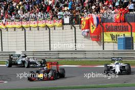Daniel Ricciardo (AUS) Red Bull Racing RB12 and Felipe Massa (BRA) Williams FW38. 17.04.2016. Formula 1 World Championship, Rd 3, Chinese Grand Prix, Shanghai, China, Race Day.