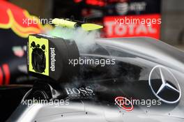 The engine cover radiator of Nico Rosberg (GER) Mercedes AMG F1 W07 Hybrid is cooled by a fan in parc ferme. 16.04.2016. Formula 1 World Championship, Rd 3, Chinese Grand Prix, Shanghai, China, Qualifying Day.