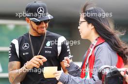 Lewis Hamilton (GBR) Mercedes AMG F1 signs autographs for the fans. 14.04.2016. Formula 1 World Championship, Rd 3, Chinese Grand Prix, Shanghai, China, Preparation Day.