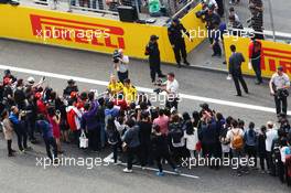 Jolyon Palmer (GBR) Renault Sport F1 Team signs autographs for the fans. 14.04.2016. Formula 1 World Championship, Rd 3, Chinese Grand Prix, Shanghai, China, Preparation Day.