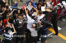 (L to R): Fernando Alonso (ESP) McLaren and Jenson Button (GBR) McLaren sign autographs for the fans. 14.04.2016. Formula 1 World Championship, Rd 3, Chinese Grand Prix, Shanghai, China, Preparation Day.
