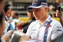 Valtteri Bottas (FIN) Williams signs autographs for the fans. 14.04.2016. Formula 1 World Championship, Rd 3, Chinese Grand Prix, Shanghai, China, Preparation Day.