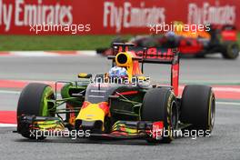 Daniel Ricciardo (AUS) Red Bull Racing RB12 running flow-vis paint, leads team mate Max Verstappen (NLD) Red Bull Racing RB12. 13.05.2016. Formula 1 World Championship, Rd 5, Spanish Grand Prix, Barcelona, Spain, Practice Day.