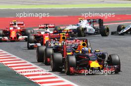 Daniel Ricciardo (AUS) Red Bull Racing RB12 leads behind the FIA Safety Car. 15.05.2016. Formula 1 World Championship, Rd 5, Spanish Grand Prix, Barcelona, Spain, Race Day.