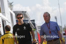 Jolyon Palmer (GBR) Renault Sport F1 Team with his father Jonathan Palmer (GBR). 15.05.2016. Formula 1 World Championship, Rd 5, Spanish Grand Prix, Barcelona, Spain, Race Day.