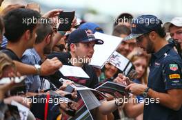 Daniel Ricciardo (AUS) Red Bull Racing signs autographs for the fans. 12.05.2016. Formula 1 World Championship, Rd 5, Spanish Grand Prix, Barcelona, Spain, Preparation Day.