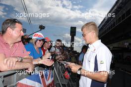 Marcus Ericsson (SWE) Sauber F1 Team signs autographs for the fans. 12.05.2016. Formula 1 World Championship, Rd 5, Spanish Grand Prix, Barcelona, Spain, Preparation Day.