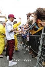 Lewis Hamilton (GBR) Mercedes AMG F1 signs autographs for the fans. 12.05.2016. Formula 1 World Championship, Rd 5, Spanish Grand Prix, Barcelona, Spain, Preparation Day.