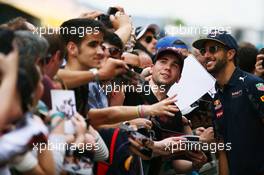 Daniel Ricciardo (AUS) Red Bull Racing with fans. 12.05.2016. Formula 1 World Championship, Rd 5, Spanish Grand Prix, Barcelona, Spain, Preparation Day.