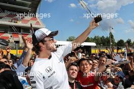 Fernando Alonso (ESP) McLaren with fans. 12.05.2016. Formula 1 World Championship, Rd 5, Spanish Grand Prix, Barcelona, Spain, Preparation Day.
