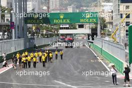 Jolyon Palmer (GBR) Renault Sport F1 Team walks the circuit with the team. 16.06.2016. Formula 1 World Championship, Rd 8, European Grand Prix, Baku Street Circuit, Azerbaijan, Preparation Day.