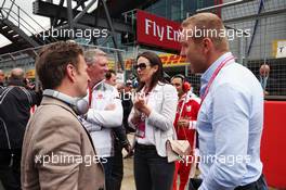 (L to R): Allan McNish (GBR); Patrick Allen (GBR) Silverstone Managing Director on the grid with Lady Sarra Hoy (GBR) and Sir Chris Hoy (GBR). 10.07.2016. Formula 1 World Championship, Rd 10, British Grand Prix, Silverstone, England, Race Day.
