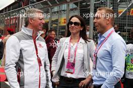 (L to R): Patrick Allen (GBR) Silverstone Managing Director on the grid with Lady Sarra Hoy (GBR) and Sir Chris Hoy (GBR). 10.07.2016. Formula 1 World Championship, Rd 10, British Grand Prix, Silverstone, England, Race Day.
