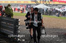 Rain falls on the grid. 10.07.2016. Formula 1 World Championship, Rd 10, British Grand Prix, Silverstone, England, Race Day.