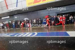Rain falls in the pits before the start of the race. 10.07.2016. Formula 1 World Championship, Rd 10, British Grand Prix, Silverstone, England, Race Day.